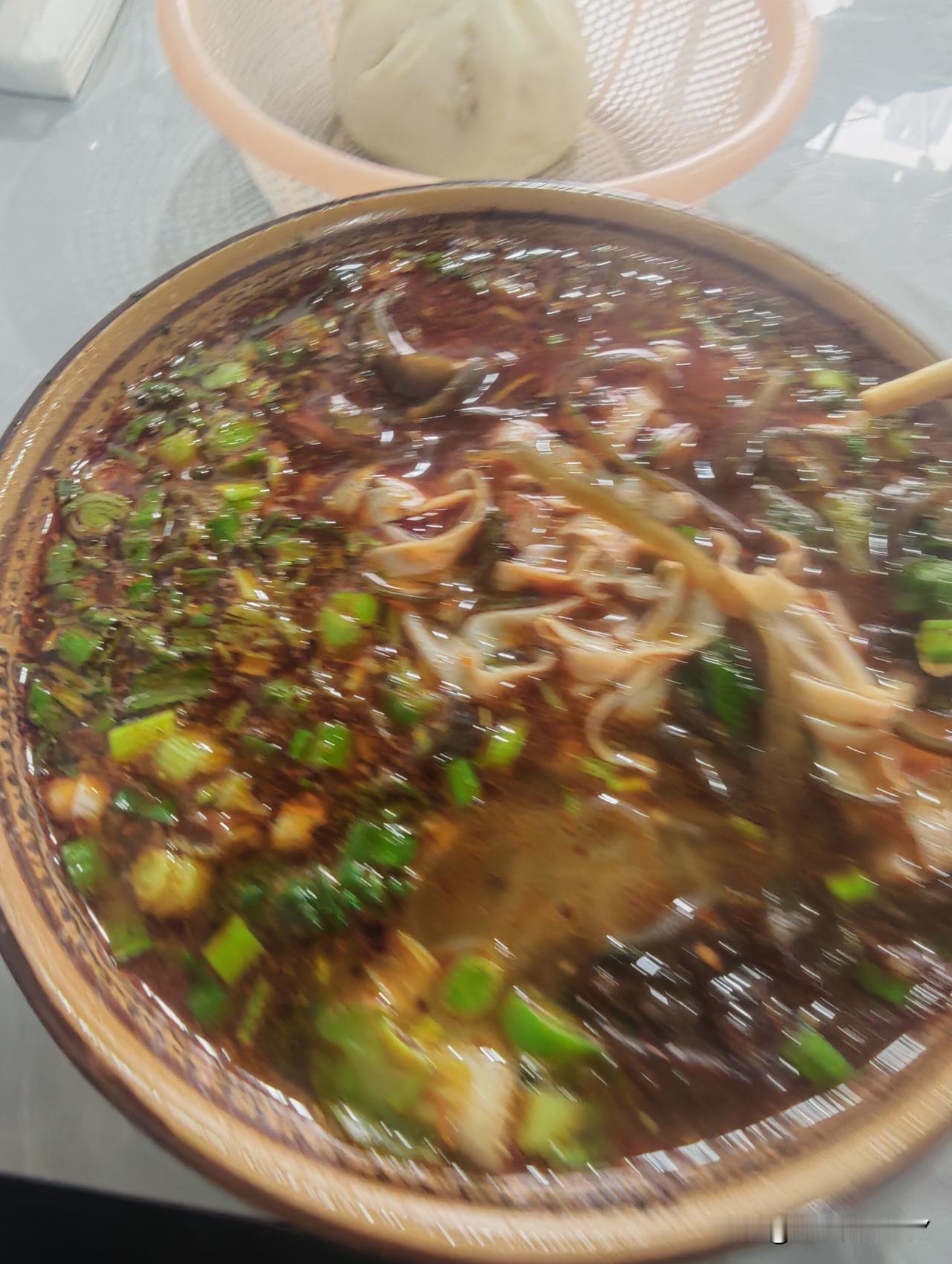 今天中午家里人都出去了，门口随便吃点一个大包子，加一碗米线。填饱肚子，晚上人都回