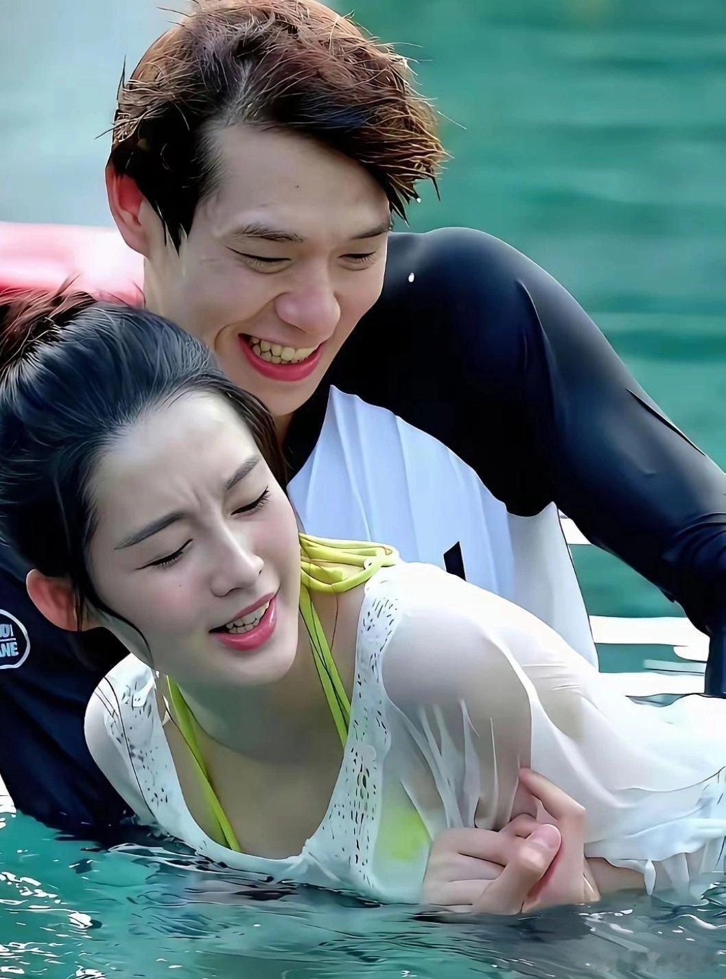 魏大勋和李沁录个恋综，你看吧老魏开心的。他还蛮绅士，随时随地都全方位护着李沁。