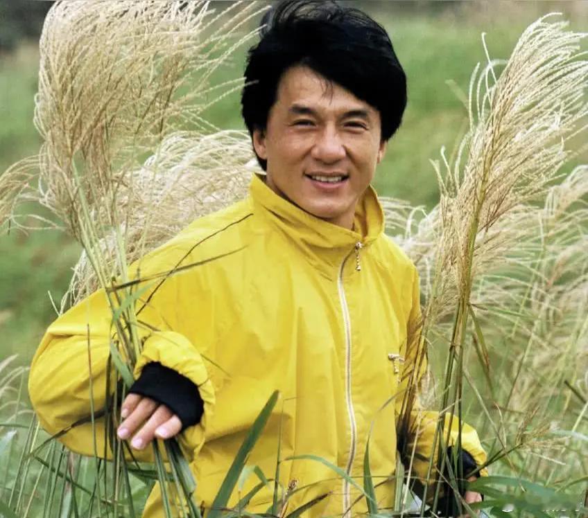 1992年，成龙凭借一部戏的片酬就达到了3000万，资产过亿。然而，他并不吝啬