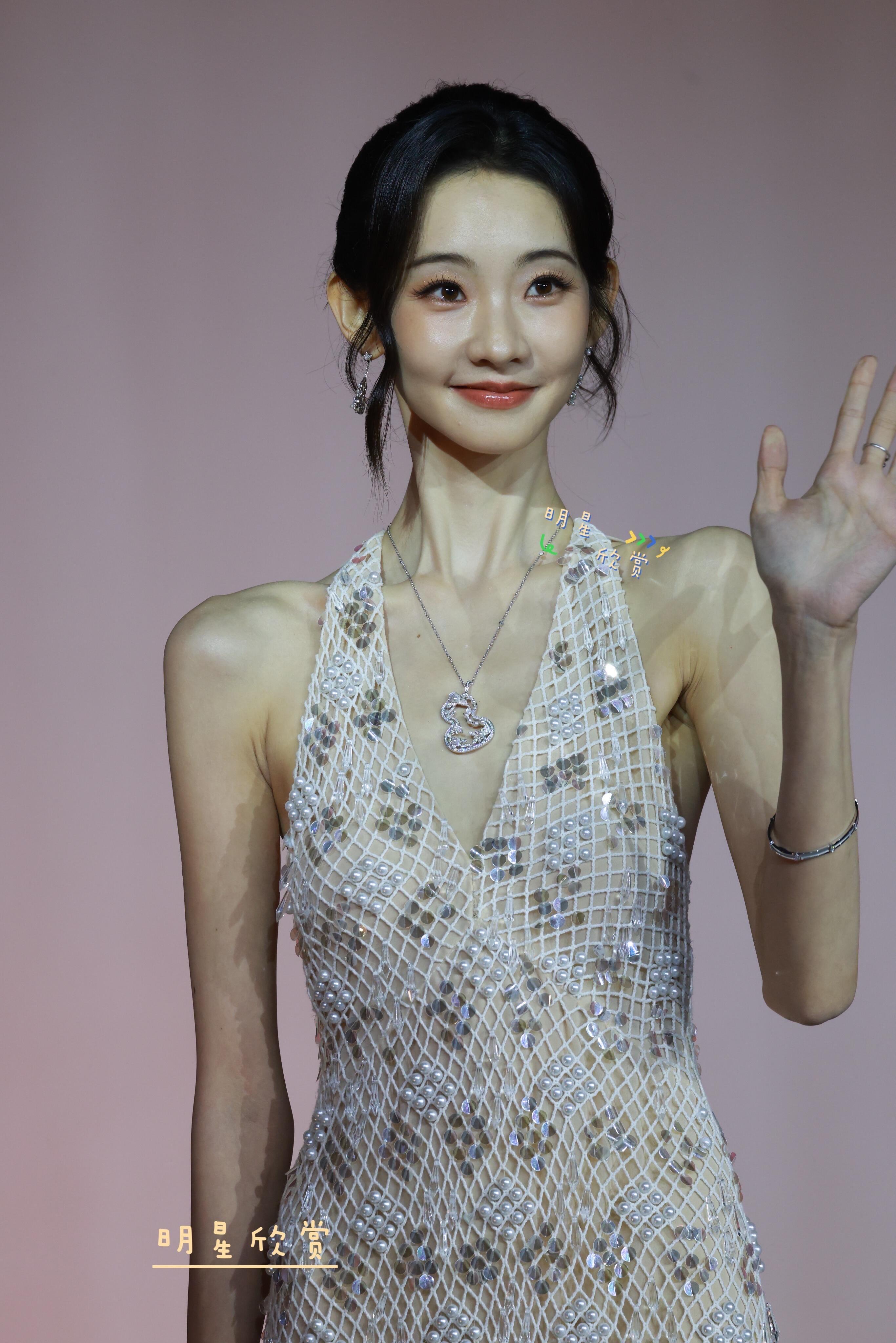 这圈是吃人么，张艺凡怎么瘦成这样了……​​​