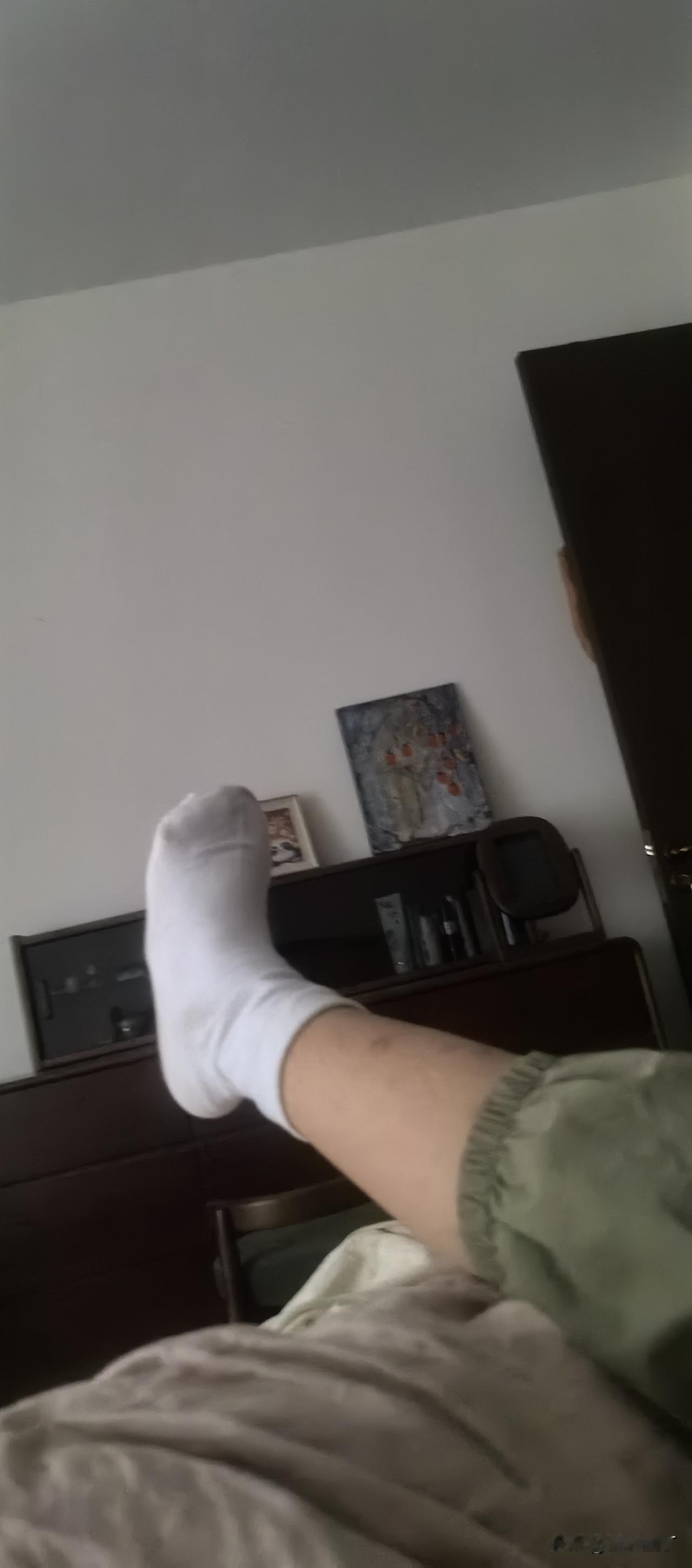 傍晚，迷迷糊糊睡着了。醒来时，发现小宝躺在我身后，难得安安静静的。转过身，看