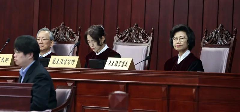 台“宪法法庭”宣告“宪诉法”修正条文违宪3大法官轰“判决无效”蓝白立委去年