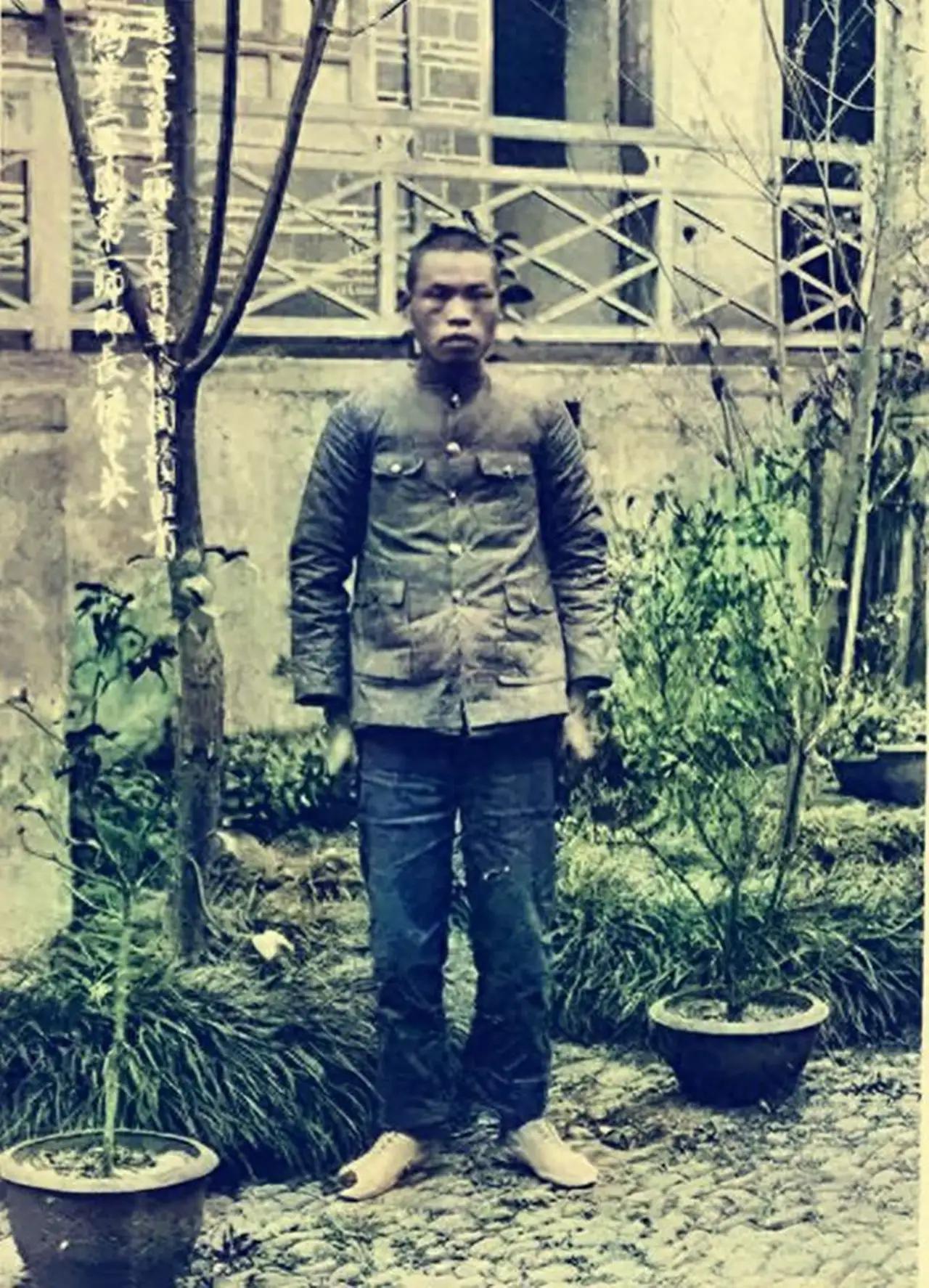 这是红军师长侯中英在赣州被俘后的留影，这并非演员扮演的，而是货真价实的历史珍品，