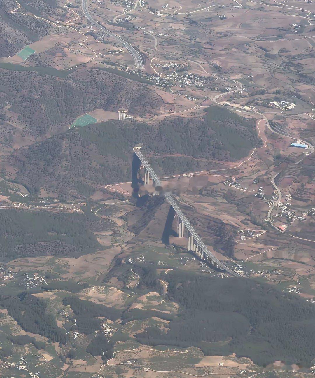 云南某高架公路，网友认为可以从右边绕过去没有必要架桥和打山洞隧道，成本会低很多