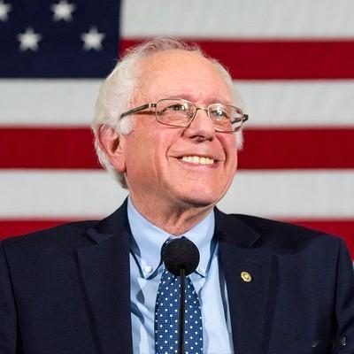 美：伯尼那老头又在电视上骂我，说我不是总统，是个独裁者。中：谁说的？美：就