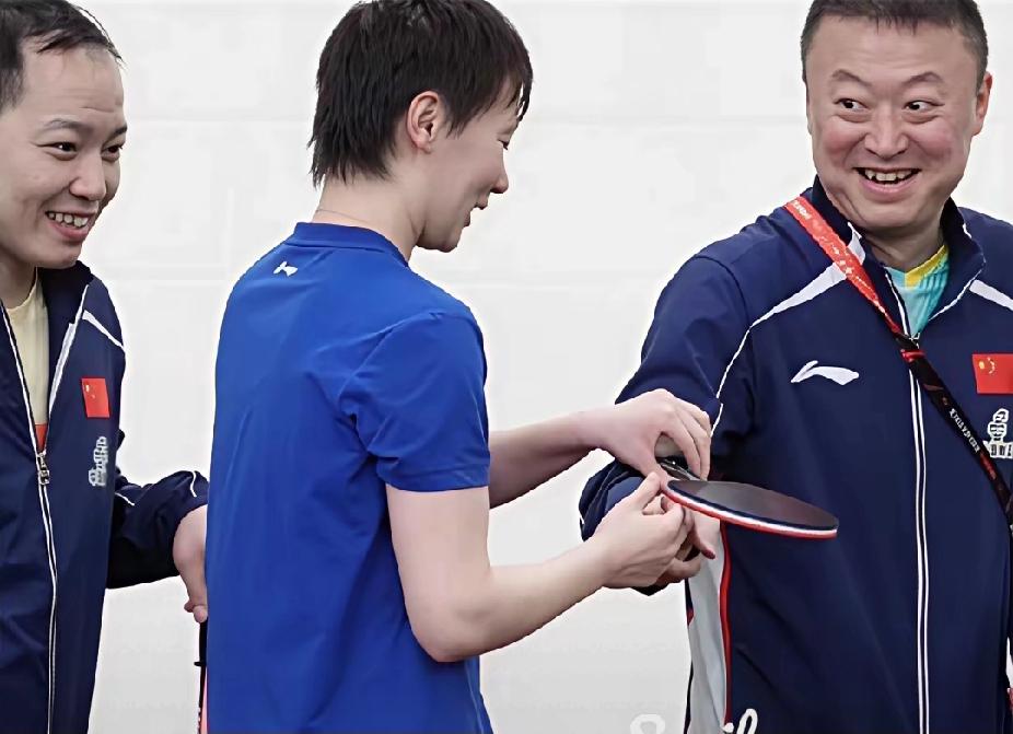 这笑容太有感染力！国乒师徒仨笑到眼睛都亮了😆谁看了这张图不跟着嘴角上扬啊