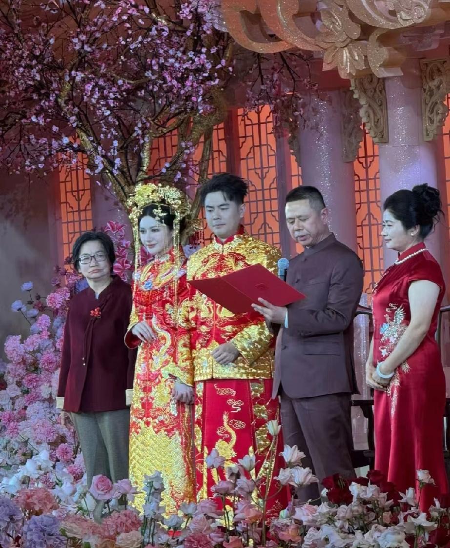 霸王茶姬老板张俊杰今日大婚！演员张萌晒出参加婚礼的视频，婚礼举办地很隐秘，要先戴
