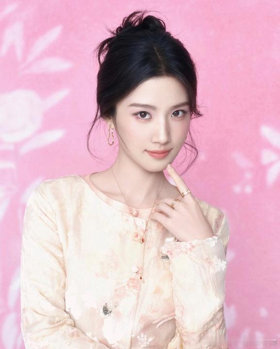 1.王传君近些年一直在拓展不同工作增加收入，家庭经济压力可能也是原因之一。至于妻