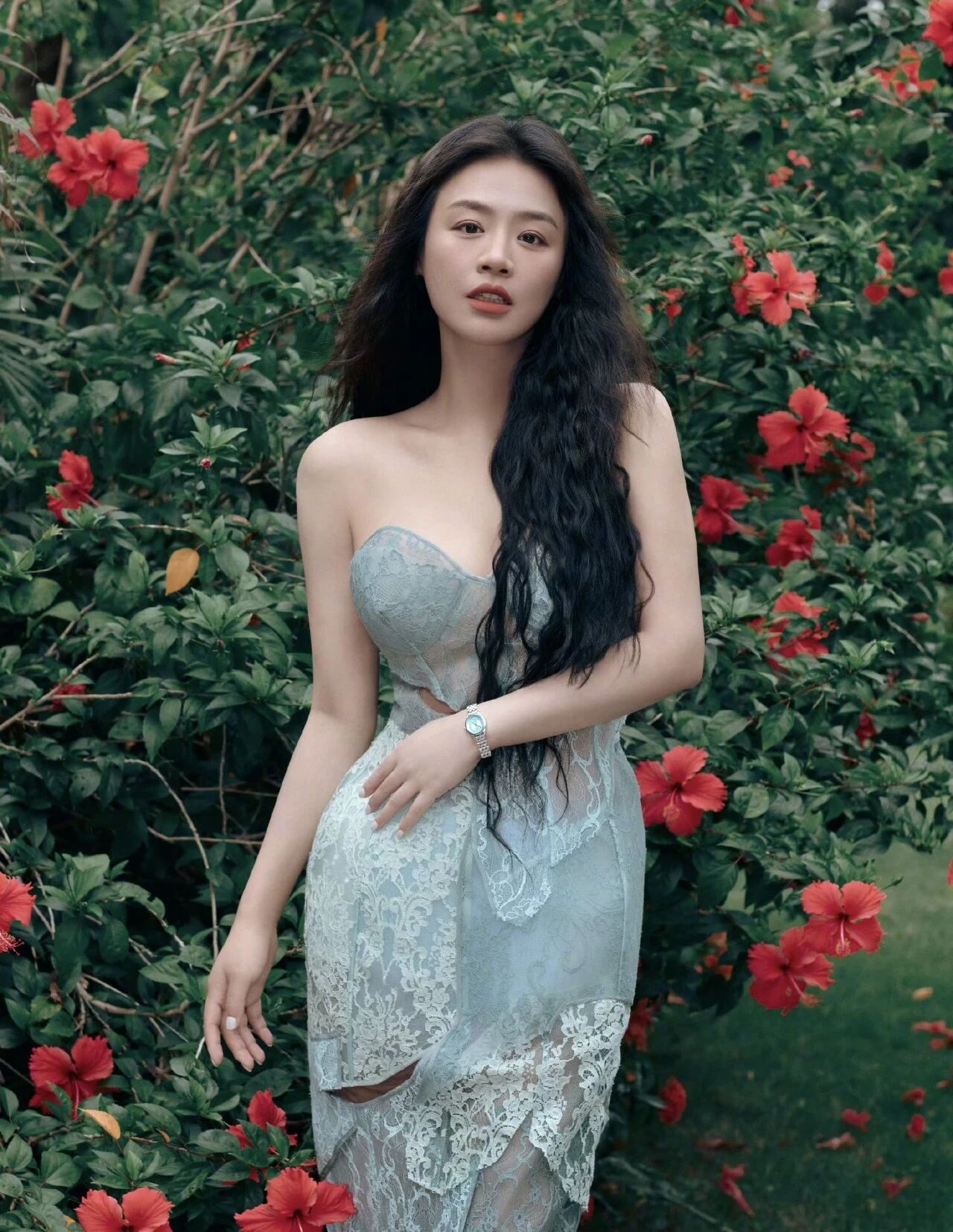 马思纯这一组花园氛围感写真，让人眼前一亮。一身薄荷绿蕾丝抹胸裙，搭配蓬松的大波浪卷发，置身绿植花丛之