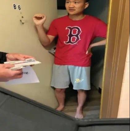 一中国男子连环套陷害美国华人房东:偷注销绿卡、冒名"非法投票"后举报,房东差