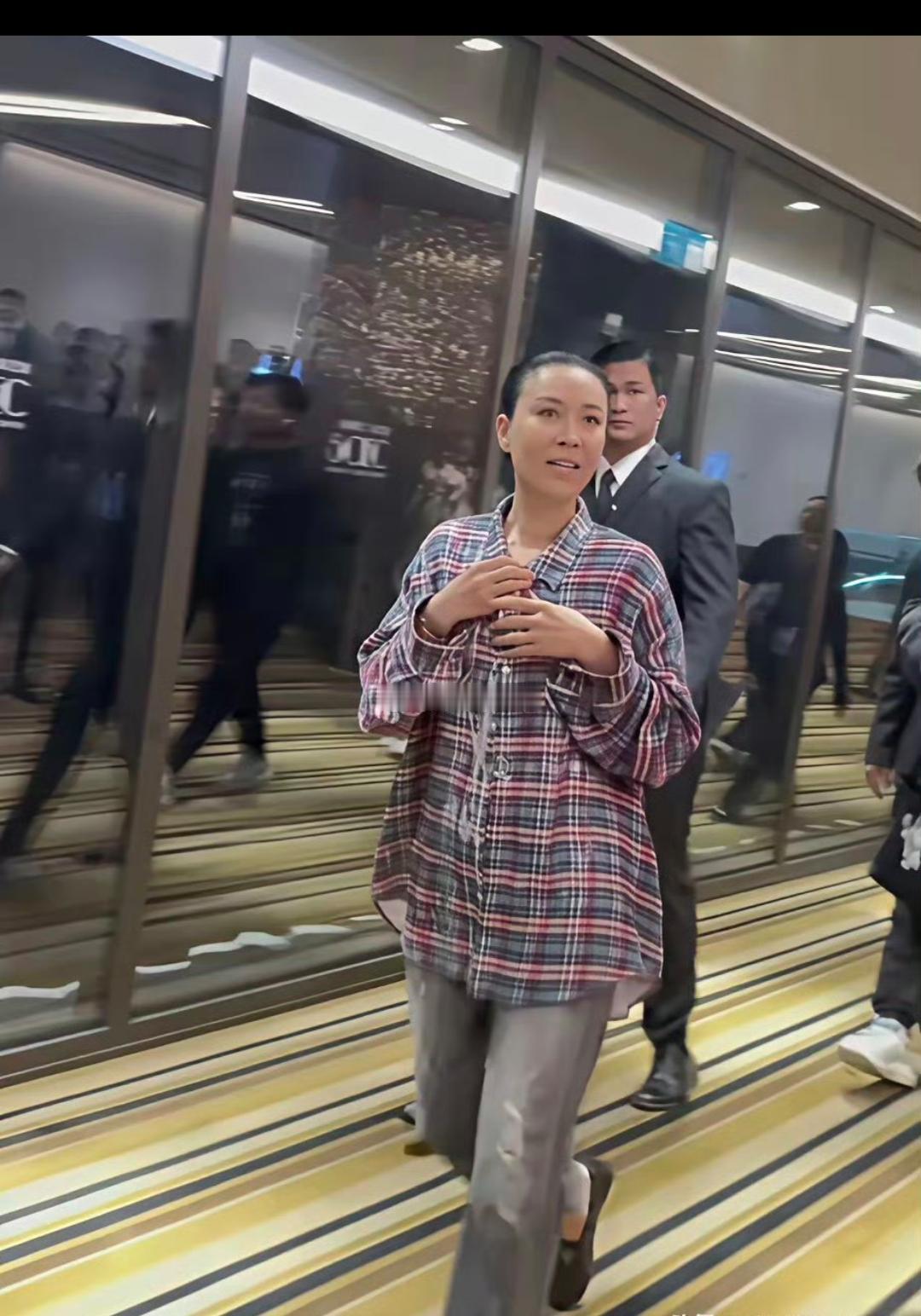 本身她长的就身高马大的，有点男性化！再加上她衣品不咋地，真的没有美感而言！而