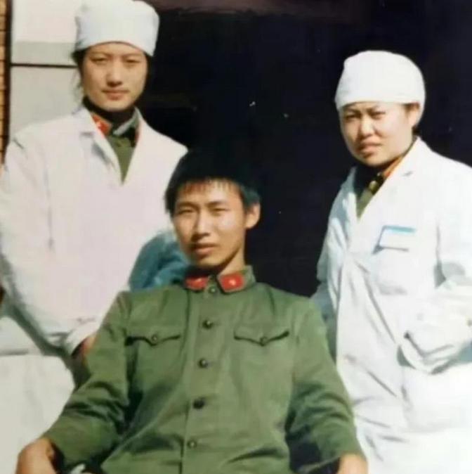 1986年，一女孩因男友提分手，带着父亲“大闹”部队，男孩无奈之下只能选择和女友