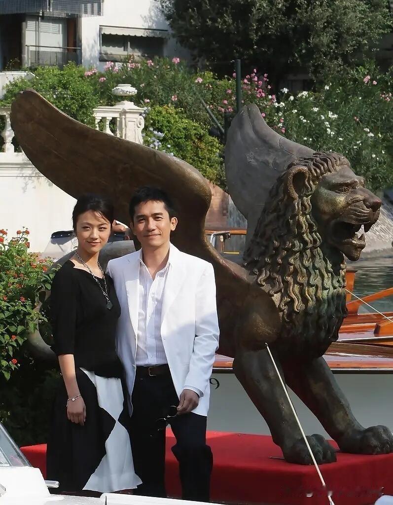 年轻时候的梁朝伟还真是帅，比刘德华都要帅，一般他出席活动的时候比较少笑，像照片中
