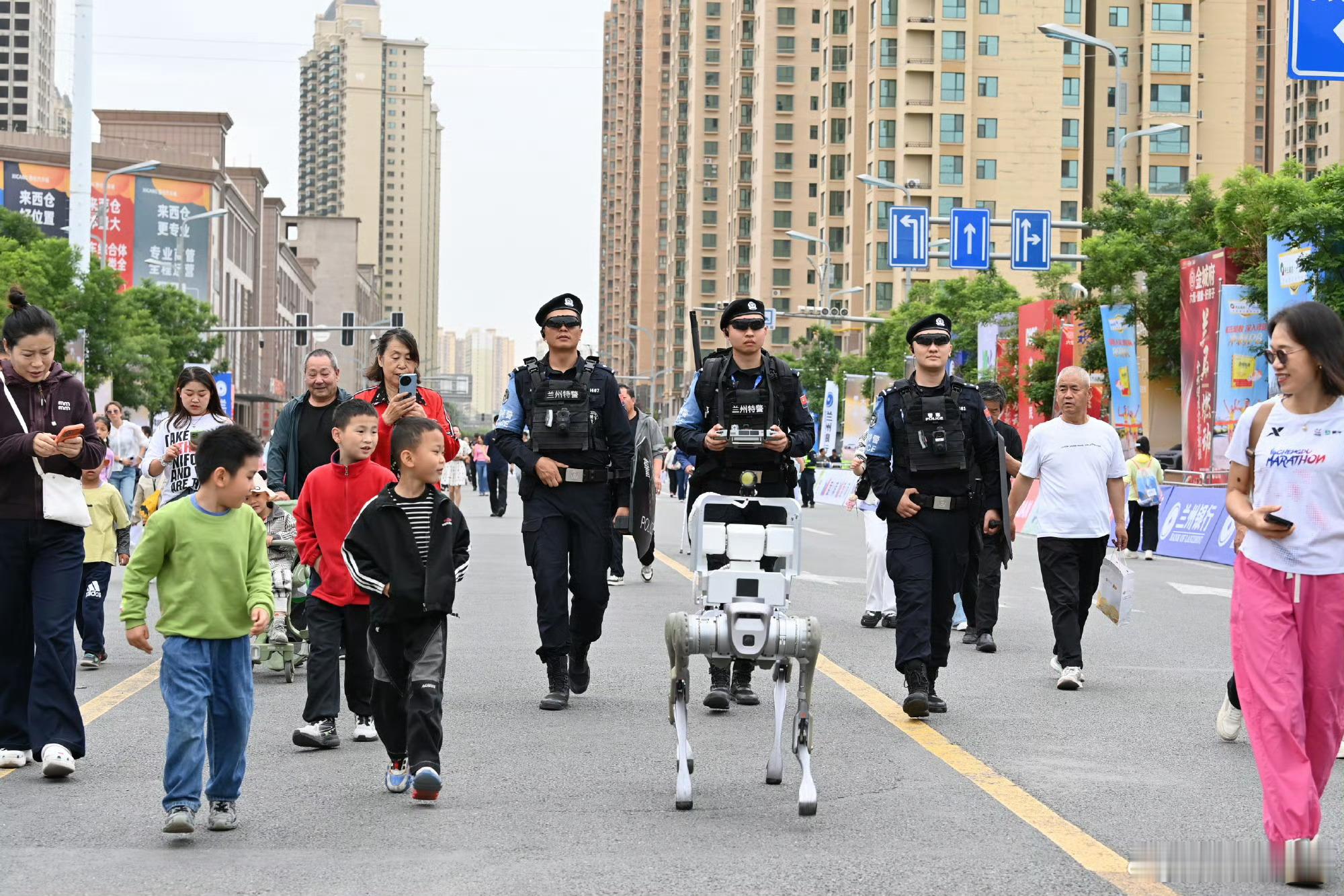 黄河枫警兰州公安护航马拉松网络文明陇风清【黄河岸边的“双向奔赴”：当兰马遇见