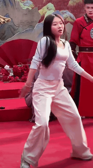 后面小姐姐问小哥哥：你喜欢这样的吗？小哥哥说：不敢碰！[笑着哭]