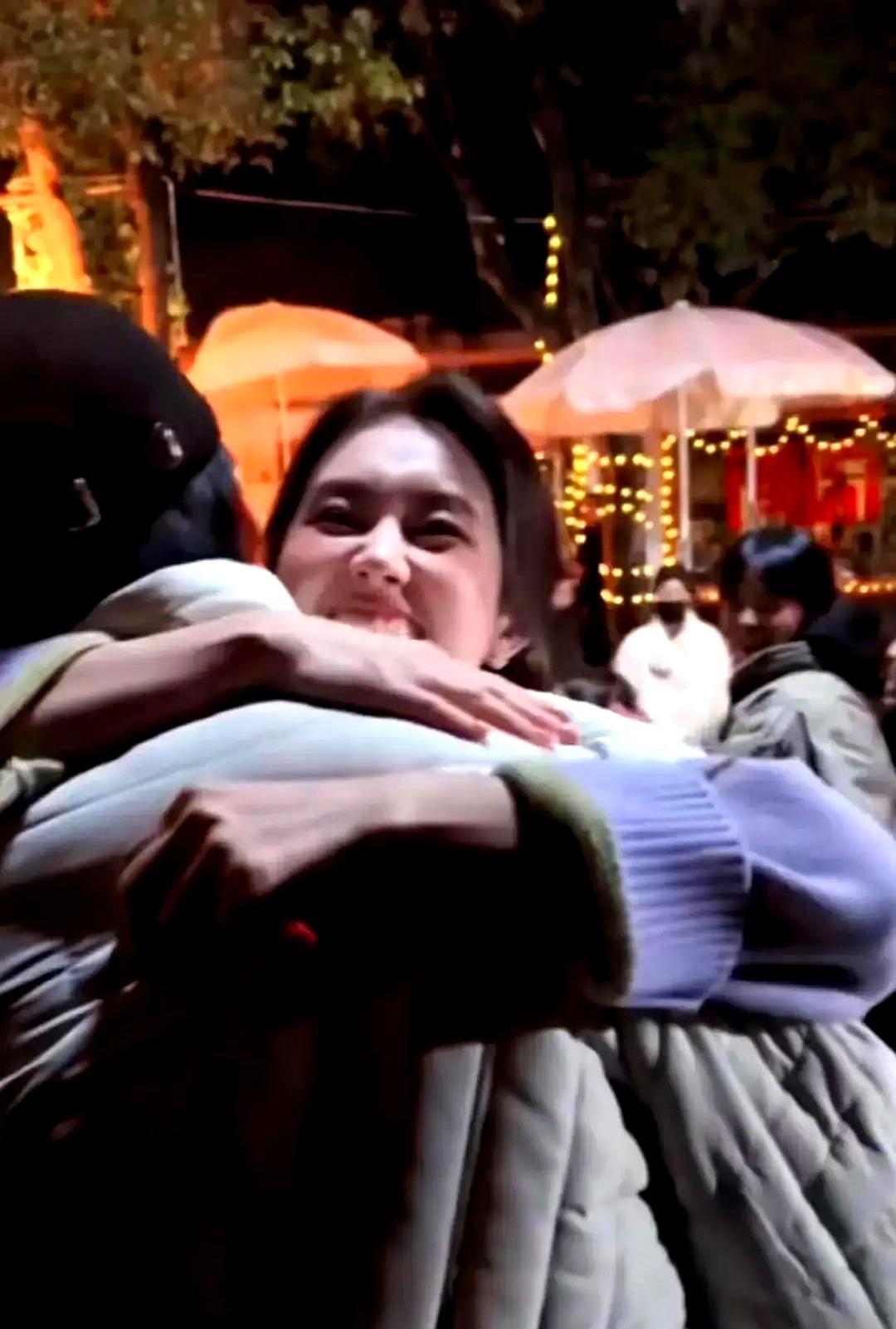 刷到王皓祯和郭宇欣那个拥抱花絮，手里的奶茶差点洒了。第一反应不是嗑到了，是怕