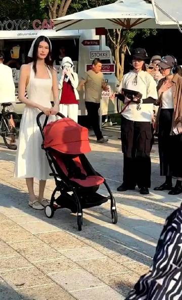 网友阿那亚散步偶遇何穗，生图太震撼了？真人冷白皮“白到发光”是真是假