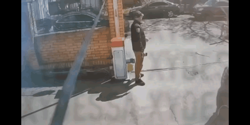 乌克兰有多疯狂，当街直接抓壮丁！乌克兰敖德萨州一家企业的保安正在上班，突然来了