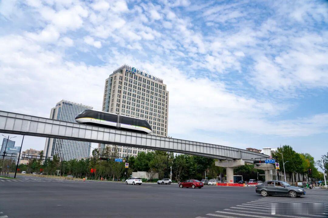 12月6日，济南云巴开通运营！济南云巴线路约30.55公里双环线32座车站，1处