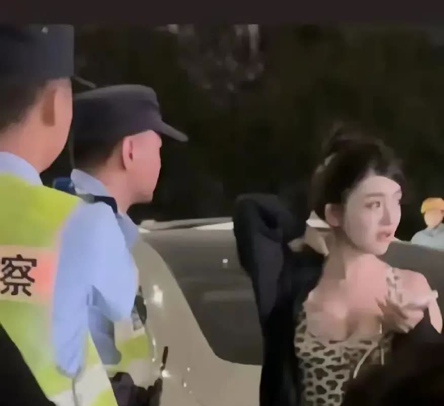 是美女，更是魔鬼！配上小米SU17汽车来祸害人间？连撞16辆车，肉包铁的电动