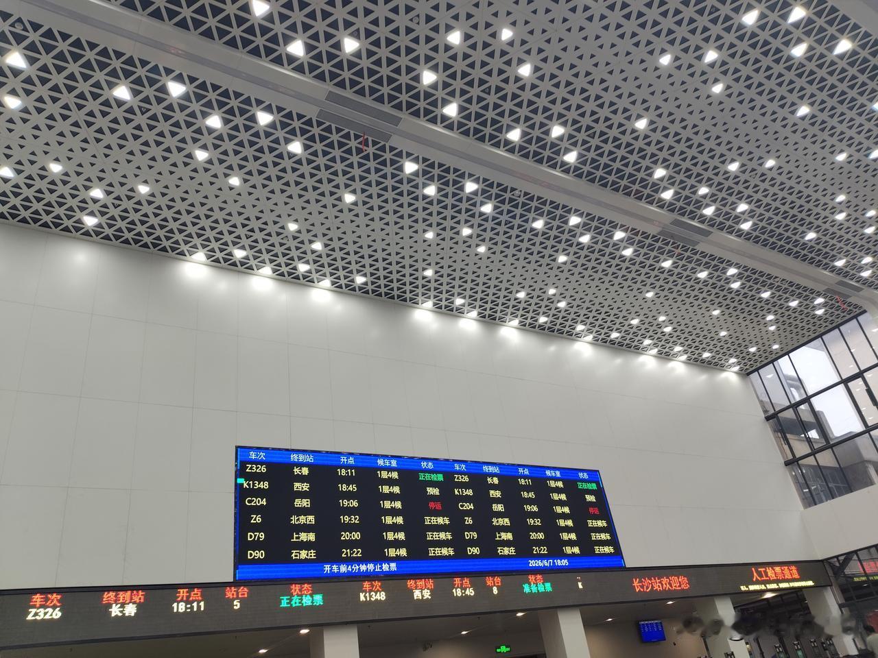 为了用一张照片证明来过长沙，我可是下足了功夫。我按远方旅行纪的路线暴走三万步，拍