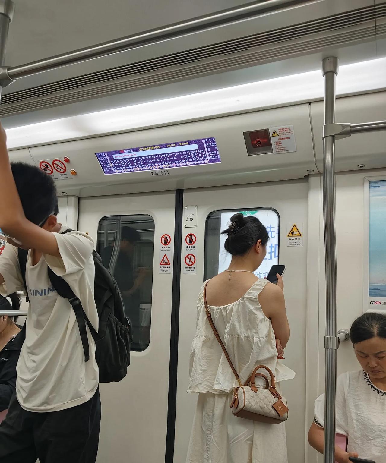 坐标武汉街道口，暑假都过了一半了，为何这地铁2号线还这多人？（如下图1、2），昨