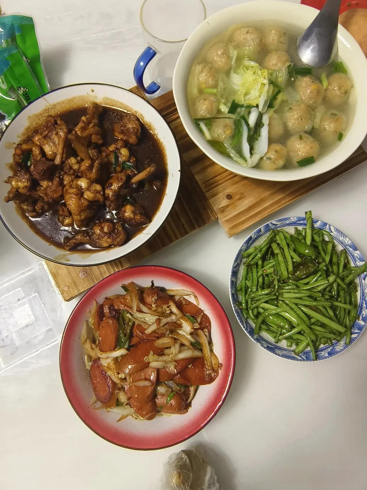 8年前，婆妈瘫痪了，需要人全天照顾，4个子女商量由我家照顾，因为我家一直和老人住