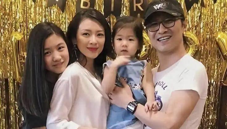 章子怡也没想到的婚姻那天章子怡在活动现场提到小女儿醒醒，孩子暑假要走时拉着她的