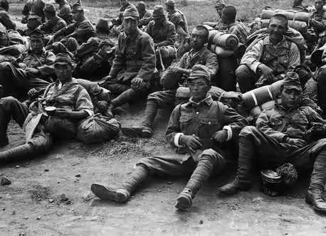 1945年10月，缴械投降的日本兵，即将被遣送回国。历史知识​​​