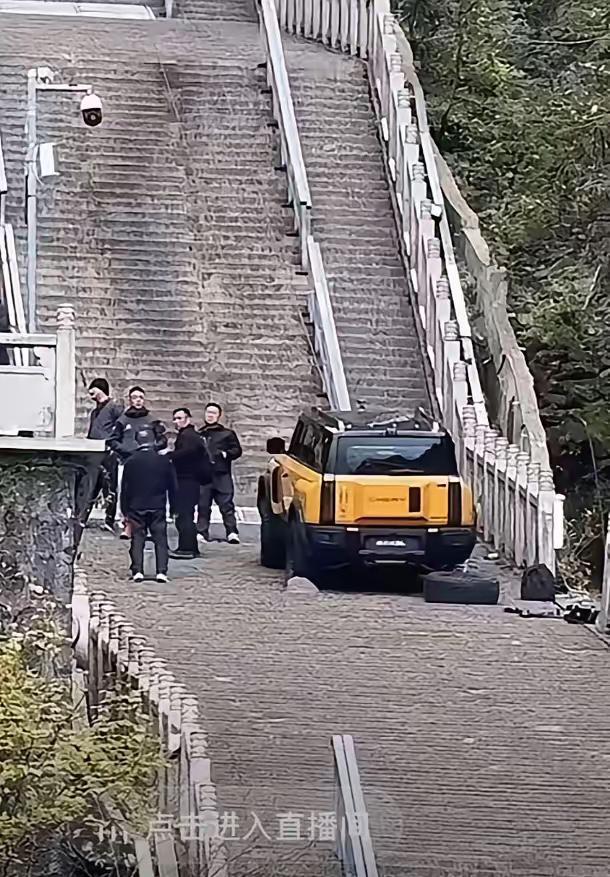 请问各位这是哪家车企的新款汽车，跑到了天门山去测试新款四驱汽车，可是丢人呢，为了