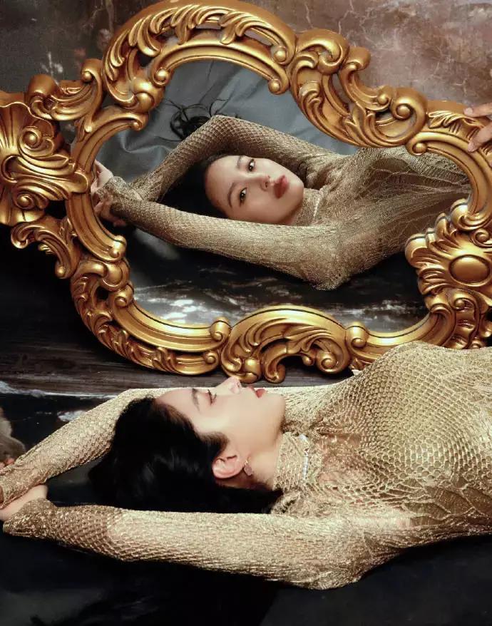 杨采钰穿鎏金长裙古典大气躺在镜子前红唇吸睛