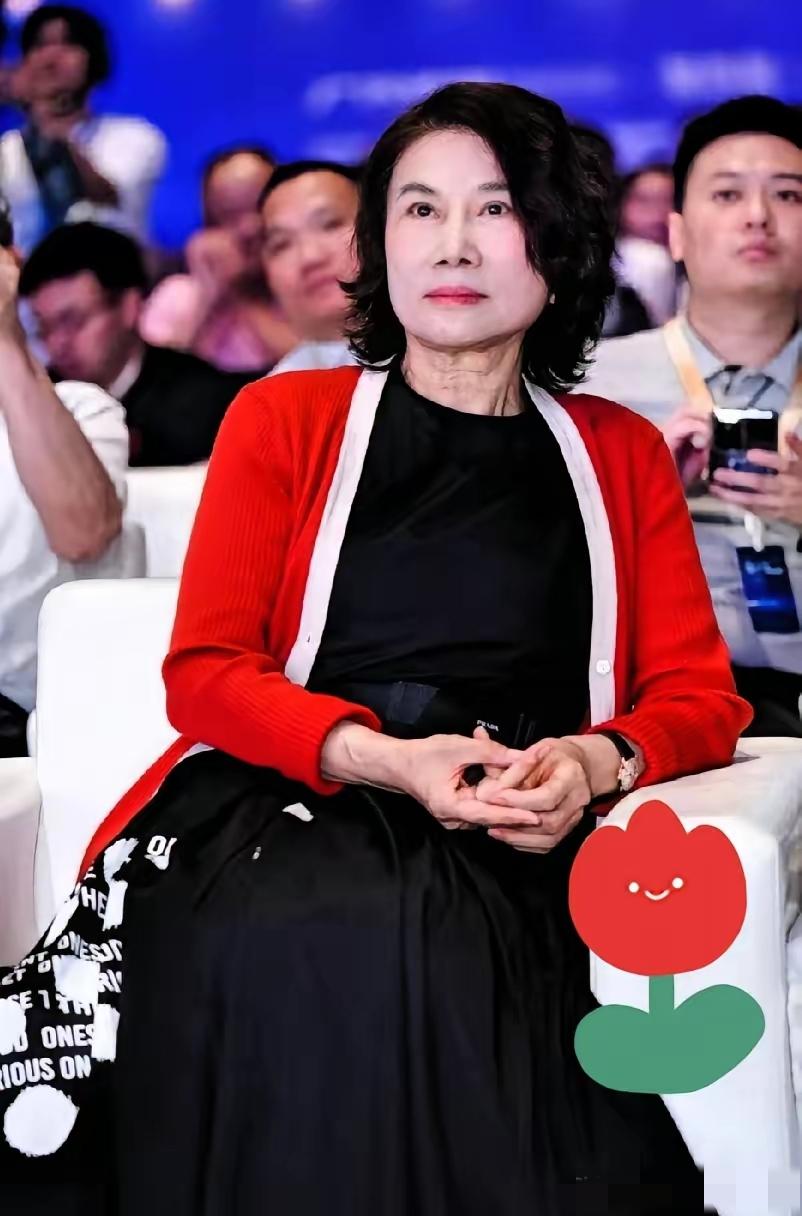 有些人后槽牙都要咬碎了！美的签了，小米签了，海尔签了，唯独董明珠这脾气，直接把