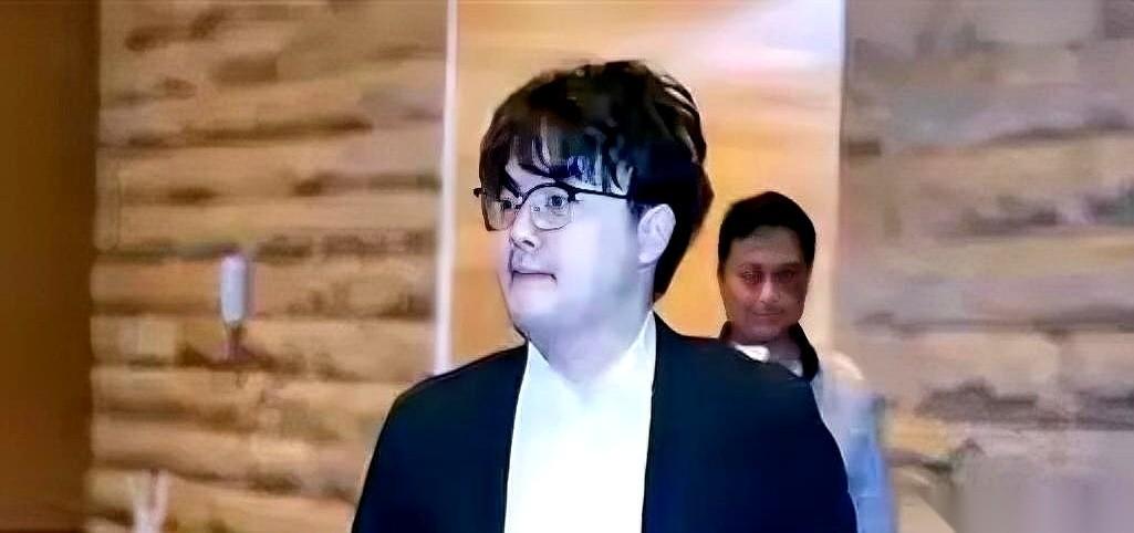 我跟你讲，廖元赫这冠军，根本不是下棋下的，是“杀”出来的。连斩申真谞、朴廷桓。