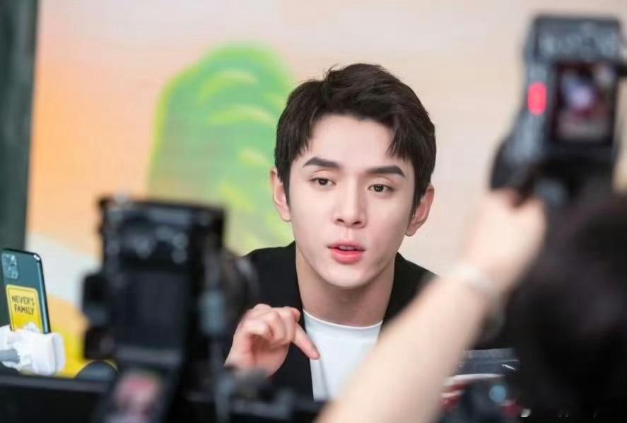 李佳琦直播间双11价格翻车在有些商家套路太深了，先把价格抬上去，再挂个红彤彤的打