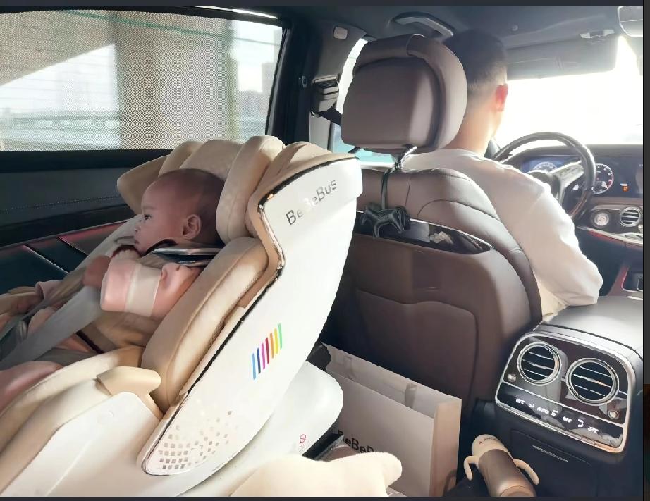 小洛熙多幸福啊，很多宝宝没有的婴儿车座椅，爸爸妈妈都给她准备了，可以带着小洛熙外