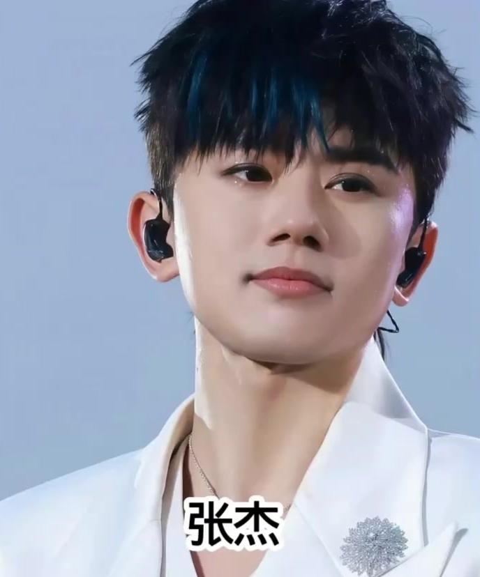 一“张”姓氏，揽尽娱乐圈半壁风华。有人以声为舟，唱响岁岁温柔；有人以戏为墨，演