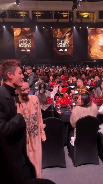 65岁的惠英红和陈伟霆小手一牵，竟莫名有了满满的少女感，看背影，红姐粉色长裙仙气