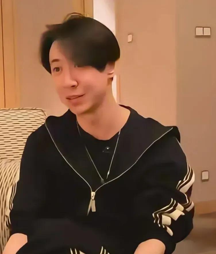 果不其然。董璇二婚的丈夫，就是一个粘人的小弟弟，而且还因为这个原因差点分手。