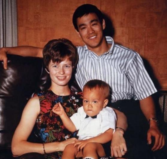李小龙的徒弟因为什么要娶李小龙妻子？其实琳达守了整整15年寡才再婚，对象就是李