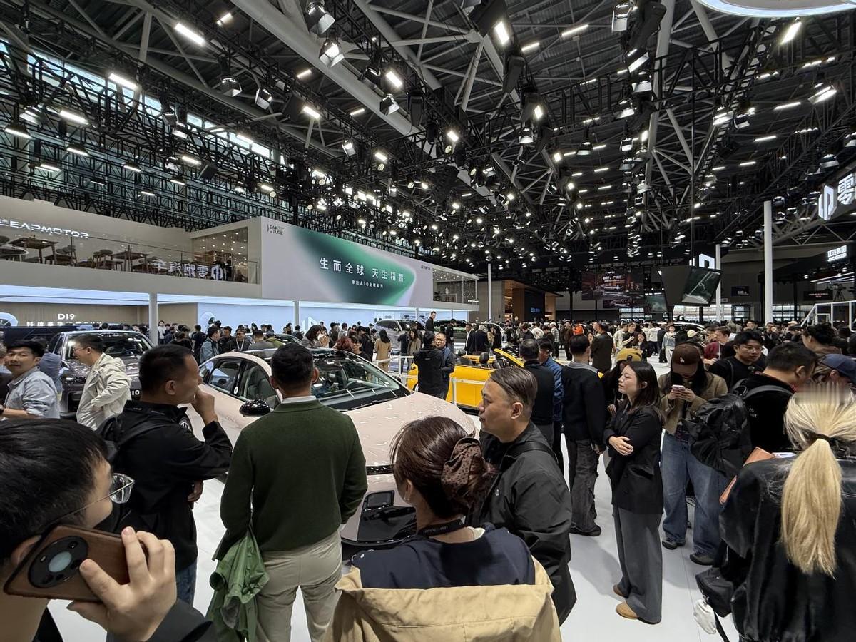 谁能想到，广州车展上，零跑展台竟然挤不动道？ 一个品牌到底火不火，网上说了不