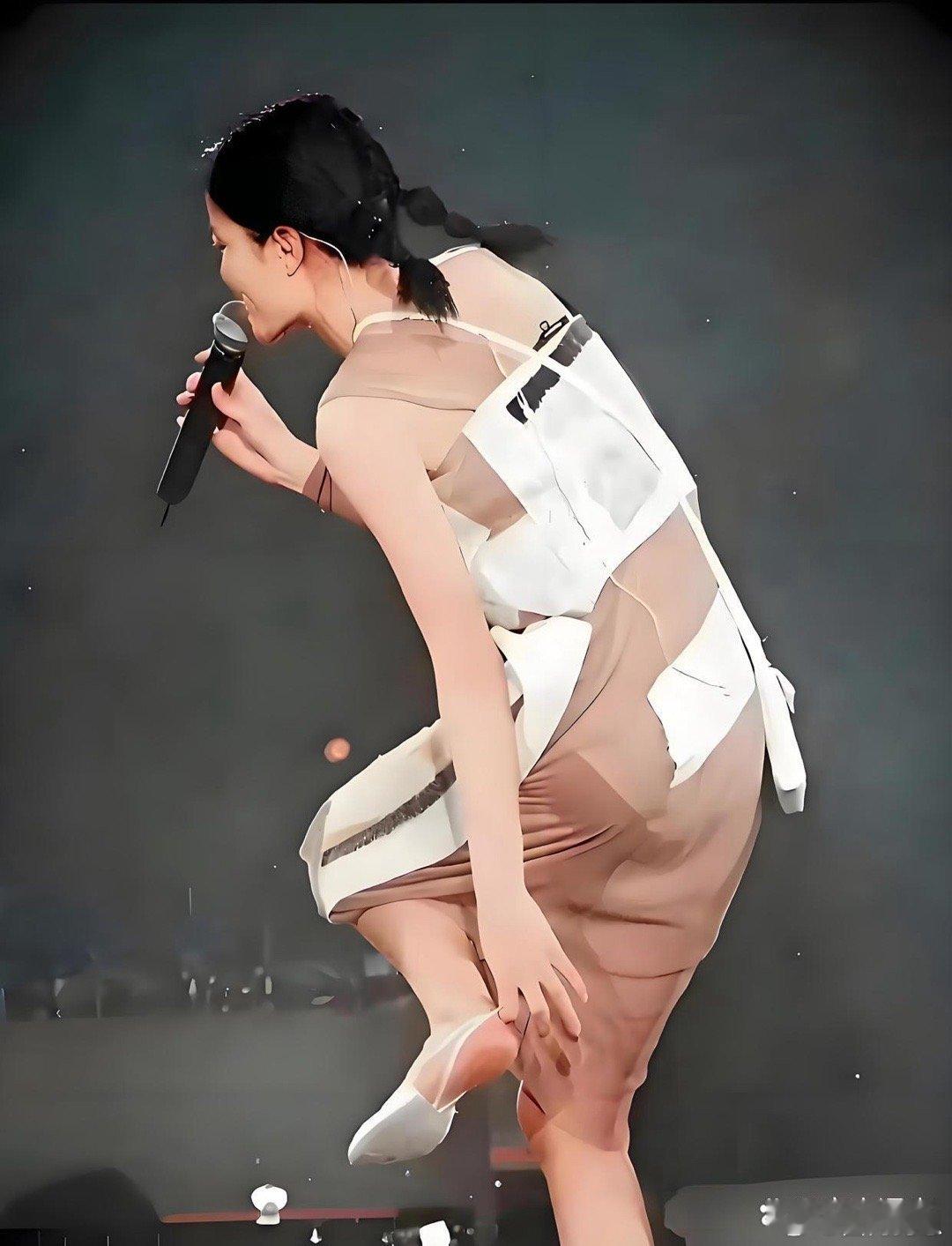 王菲演唱会造型太绝了！踩无跟高跟鞋惊艳亮相，天后的倔强劲儿全在舞台上绽放，气场拉