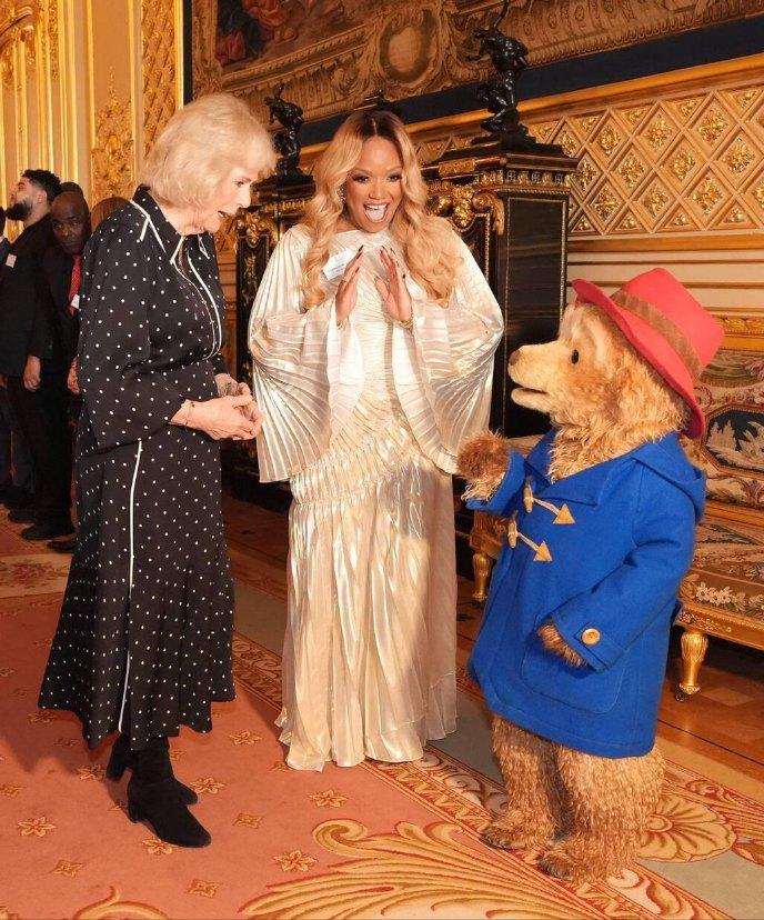 2月25日，卡米拉王后在温莎城堡与帕丁顿熊见面！卡米拉王后穿着一袭黑白波点裙，