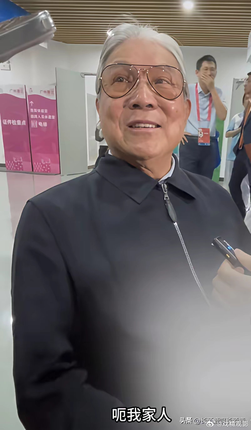 霍震霆又开心得合不拢嘴。​来观看全运会的霍震霆被问到看到儿媳妇郭晶晶踏水点燃火炬