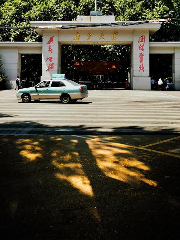 当法官念出“死刑”，那个一直挺直脊背的南京大学女研究生，眼眶瞬间红了。对面，杀害