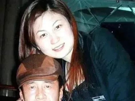 歌星杨坤一直没有结婚，有一次，那英就对着他说：“你看你这也老大不小了，我给你介绍