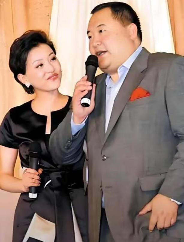 1995年，杨澜留学回来，要和月薪2000元的老公离婚，她老爸劝她：一兵对你那么