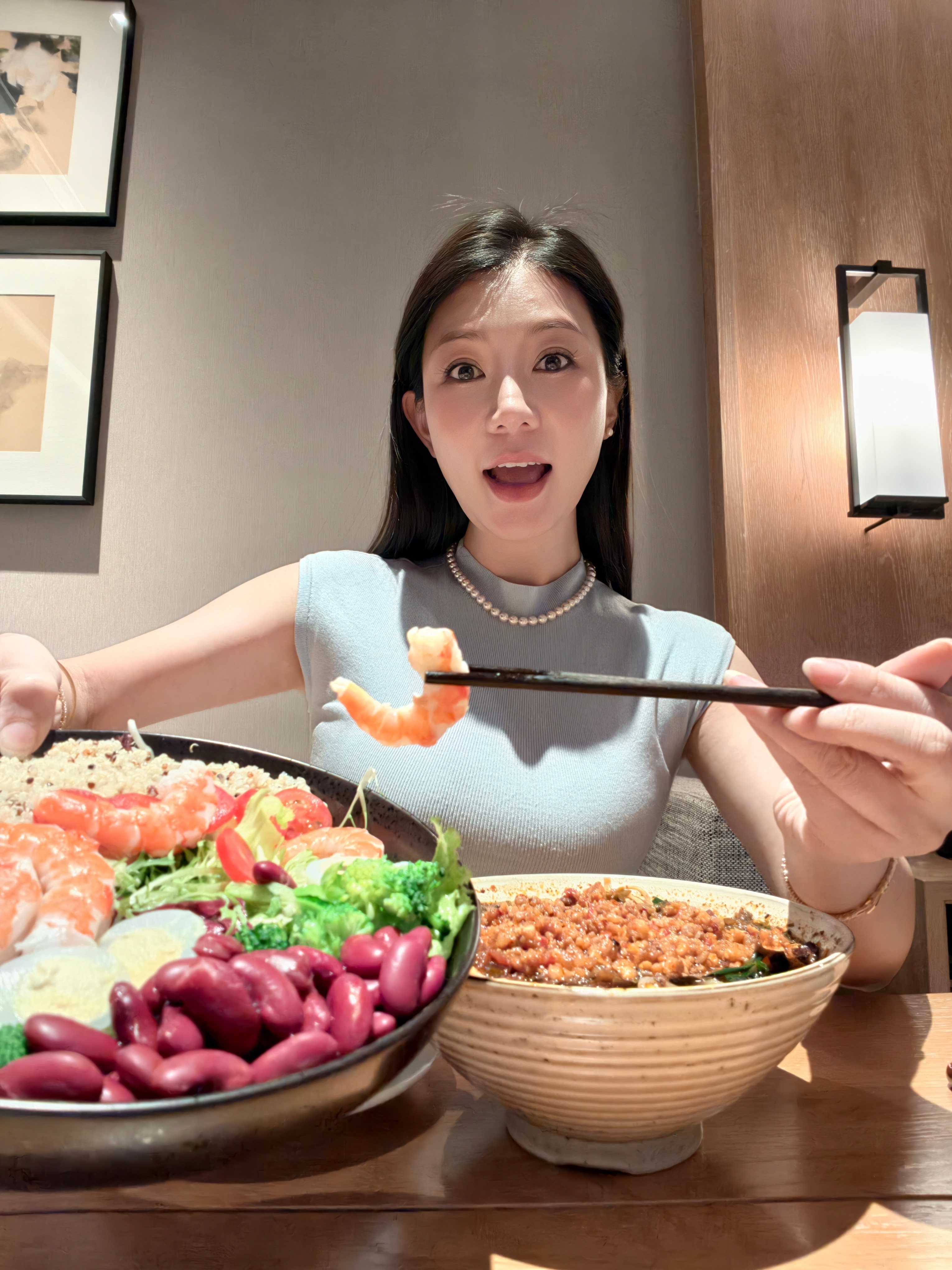 这么晚你肯定饿了吧我就知道！我今天给你点了小锅米线+汽锅鸡+蔬菜藜麦沙拉，你想先