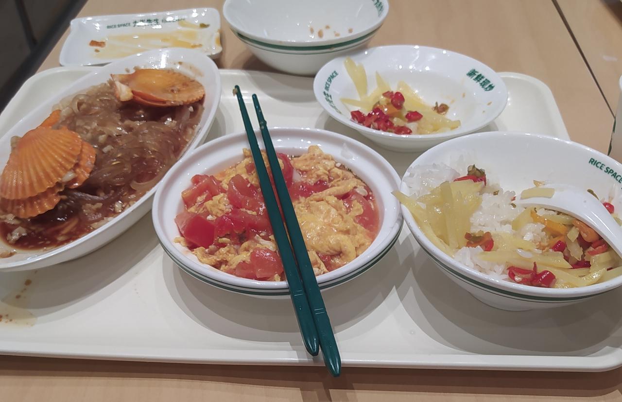 我觉得菜的味道不怎么样，还没有我自己做的菜好吃。而且我点三个菜有点多了点。我看