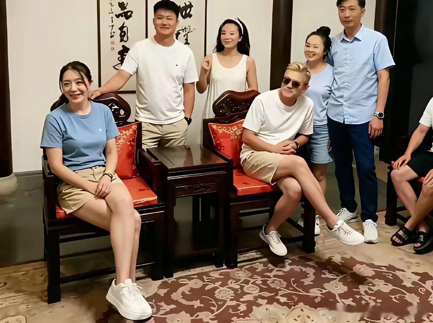 郭富城随妻子方媛回安徽老家时与亲友们的留影，比岳父大2岁、比岳母大4岁。郭富城和妻儿、岳父岳母一同出