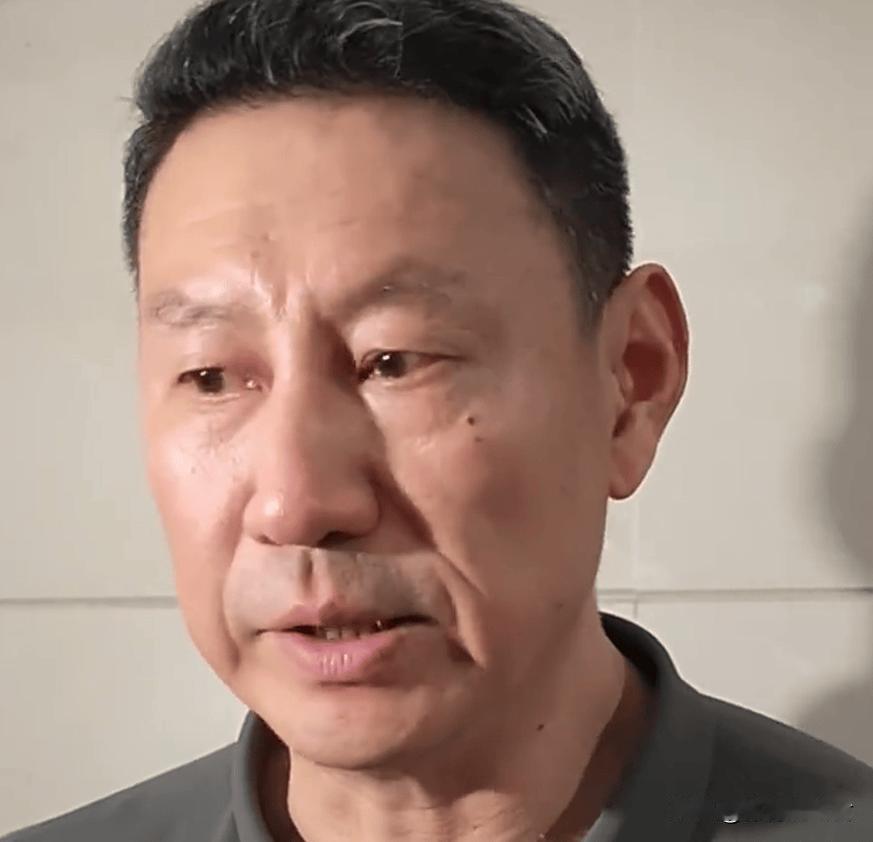 李楠调整阵容！对阵浙江男篮的比赛中，赵睿因为伤病提前回到了更衣室。好在李楠在赛